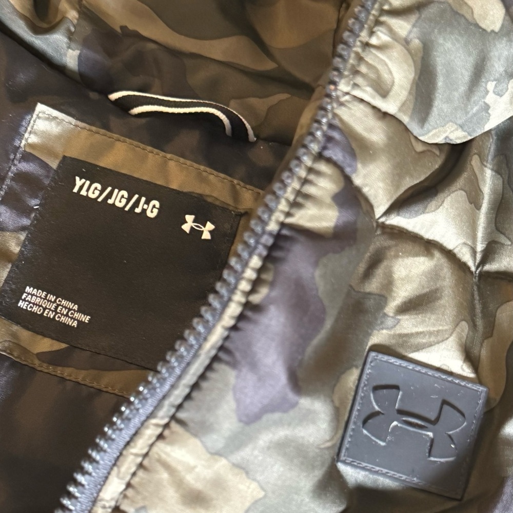 Under Armour Boys' Camo Hooded Puffer Jacket - Olive Green & Black Used (9/10 ) - Picture 6 of 7